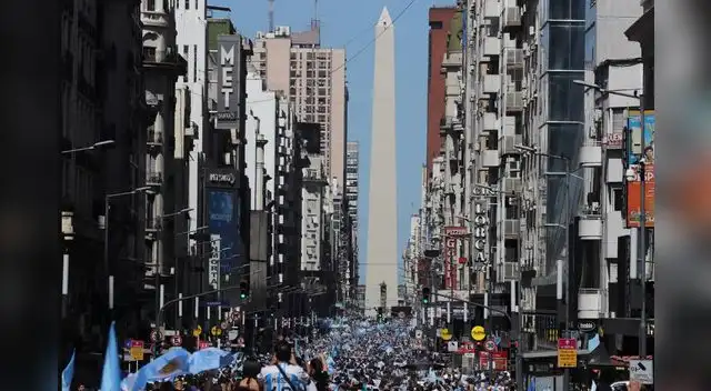 La hinchada argentina celebran en el Obelisco su tercera Copa del Mundo La hinchada argentina celebran en el Obelisco su tercera Copa del Mundo