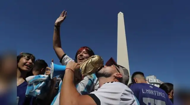 La hinchada argentina celebran en el Obelisco su tercera Copa del Mundo La hinchada argentina celebran en el Obelisco su tercera Copa del Mundo