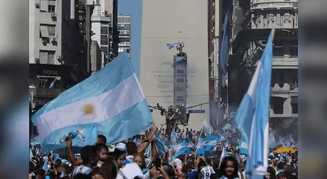 La hinchada argentina celebran en el Obelisoc que el tercerra Copa del Mundo La hinchada argentina celebran en el Obelisoc que el tercerra Copa del Mundo