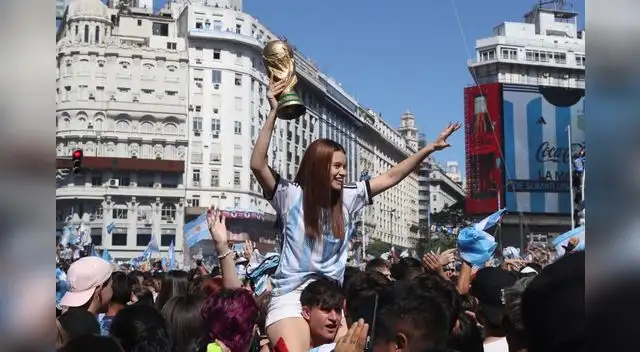 La hinchada argentina celebran en el Obelisco su tercera Copa del Mundo La hinchada argentina celebran en el Obelisco su tercera Copa del Mundo