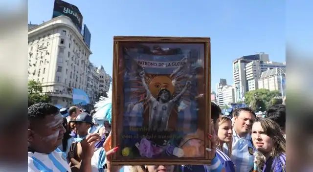 La hinchada argentina celebran en el Obelisco su tercera Copa del Mundo La hinchada argentina celebran en el Obelisco su tercera Copa del Mundo