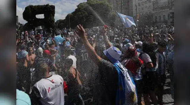 La hinchada argentina celebran en el Obelisco su tercera Copa del Mundo La hinchada argentina celebran en el Obelisco su tercera Copa del Mundo