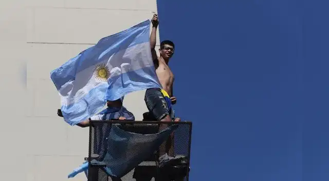 La hinchada argentina celebran en el Obelisco su tercera Copa del Mundo La hinchada argentina celebran en el Obelisco su tercera Copa del Mundo