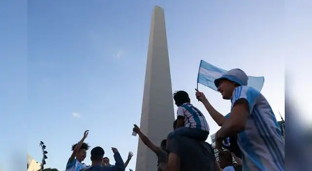 La hinchada argentina celebran en el Obelisco su tercera Copa del Mundo La hinchada argentina celebran en el Obelisco su tercera Copa del Mundo