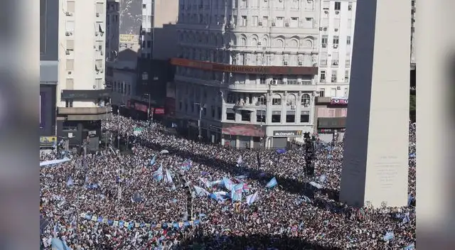 La hinchada argentina celebran en el Obelisco su tercera Copa del Mundo La hinchada argentina celebran en el Obelisco su tercera Copa del Mundo
