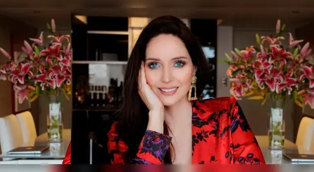 Su belleza ilumina la pantalla chica.