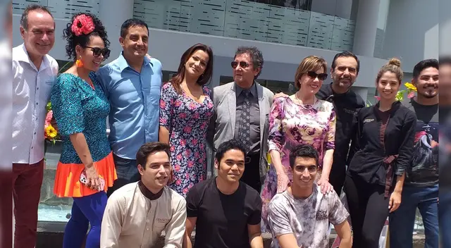 Mónica Sánchez junto a sus compañeros en homenaje a "Peter" y "Madame".