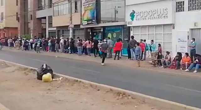 Reportan largas colas para recoger el pavo navideño.