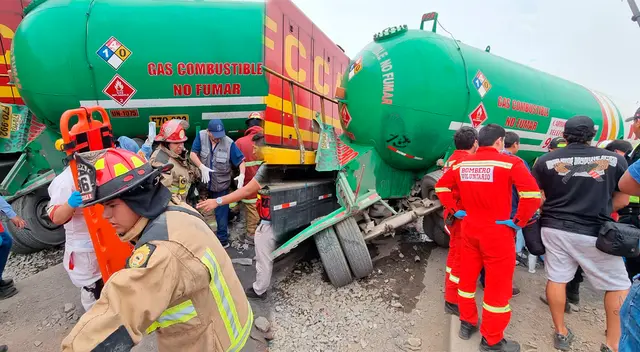 Una cisterna chocó contra un ferrocarril en Ate y dejó grave a una persona.