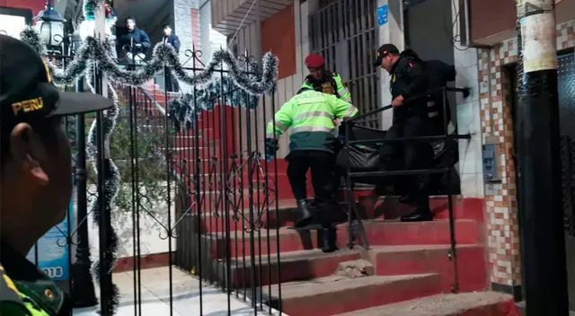 Policía de criminalística llegó hasta el bar donde falleció el hombre.