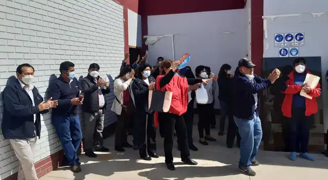 El alcalde salió a atender a los manifestantes y pidió que formen una comisión para dialogar.