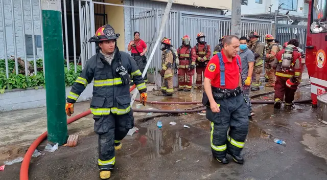 Pueblo Libre. Los bomberoa tuvieron que romper las rejas para ingresar a la vivienda y rescatar a los ancianos. Pueblo Libre. Los bomberoa tuvieron que romper las rejas para ingresar a la vivienda y rescatar a los ancianos.