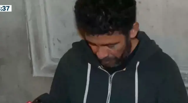 El hombre recordó que en Navidad siempre la pasaba con sus padres.