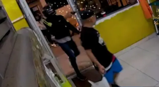 Los hampones llegaron a bordo de una moto lineal y amenazaron a los comensales. Los hampones llegaron a bordo de una moto lineal y amenazaron a los comensales.