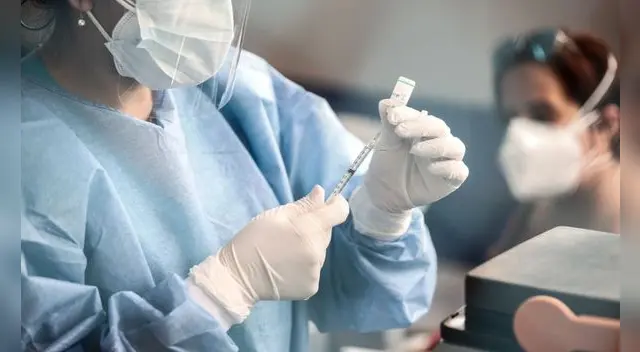 Vacuna bivalente contra la COVID-19 llegará en enero al Perú.