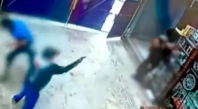 Las imágenes muestran el preciso instante en que el criminal ingresa al taller de llantas, donde también funciona un agente bancario.