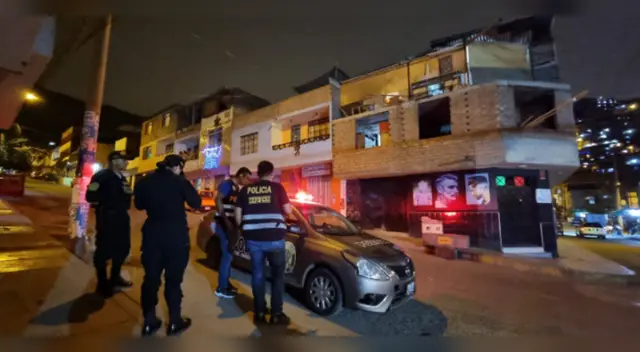Policías llegaron hasta la escena del crimen en Independencia.