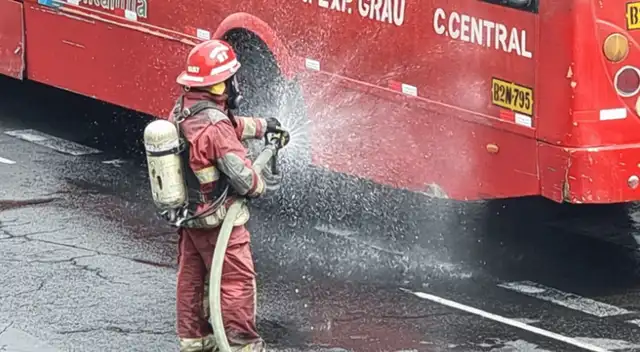Bomberos vienen tratando de controlar la fuga de gas.