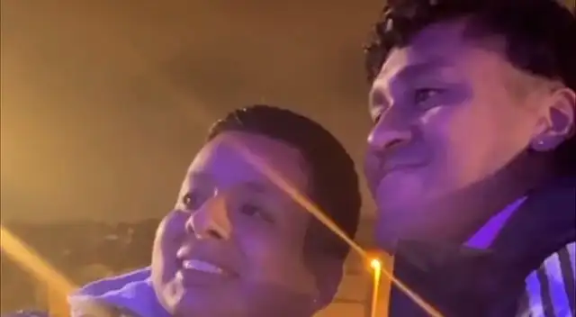 Renato Tapia posó con un hincha.