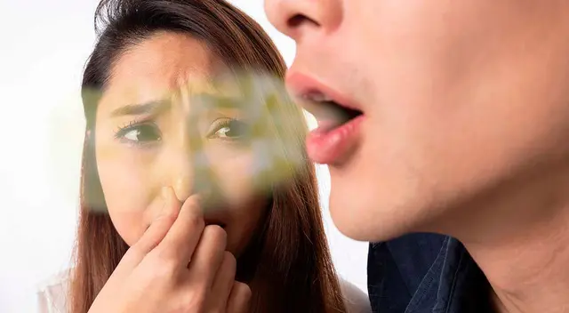 El mal aliento puede ser producido por varios factores.