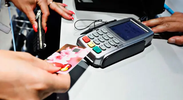 ¿Es legal el cobro del 5 % adicional al pagar con tarjeta de crédito? Especialista responde. ¿Es legal el cobro del 5 % adicional al pagar con tarjeta de crédito? Especialista responde.