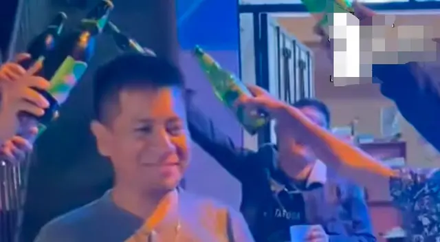 Joven realizó entrada triunfal y sus "cadetes" tenían listo el cruce ce cerveza.