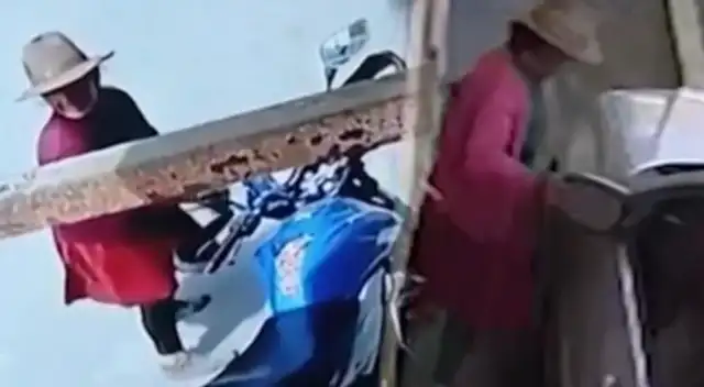 Señora de edad roba autopartes y se indigna que la culpen los vecinos de Puente Piedra.