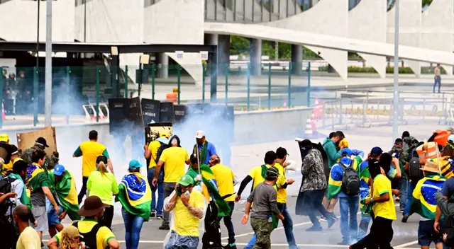 Turbas en los exteriores de la sede Legislativa de Brasil.