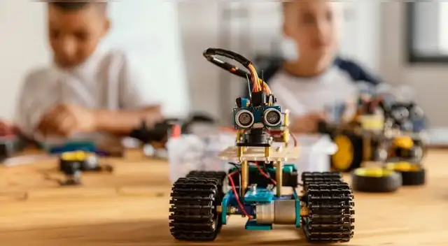 Capacidad de abstracción, pensamiento lógico, creatividad, habilidades blandas e interés por las ciencias, son algunas de las ventajas de estudiar robótica.