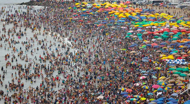 Playas de la costa verde repletas de veraneantes Playas de la costa verde repletas de veraneantes