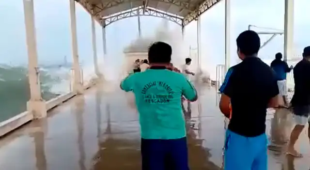 Extraño oleaje afecta las playa de Piura. Extraño oleaje afecta las playa de Piura.