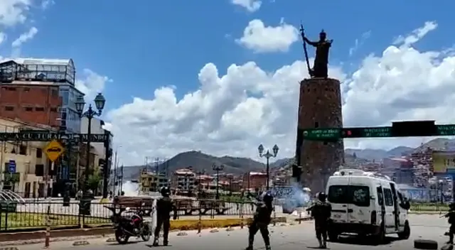 Decenas de manifestantes intentan tomar la plaza de Cusco Decenas de manifestantes intentan tomar la plaza de Cusco