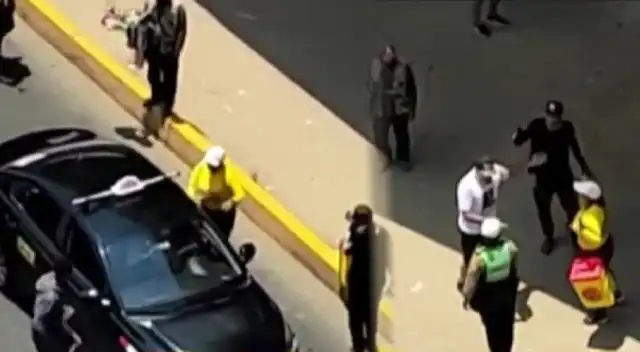 Taxista de polo blanco agredido por ambulantes Taxista de polo blanco agredido por ambulantes