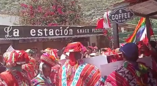 pobladores de Ollantaytambo bloquearon trenes de Cusco pobladores de Ollantaytambo bloquearon trenes de Cusco