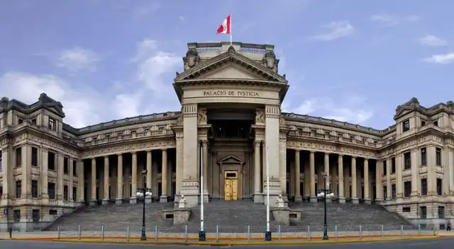 El adolescente llevará primero el apellido de su madre y luego el de su padre. El adolescente llevará primero el apellido de su madre y luego el de su padre.