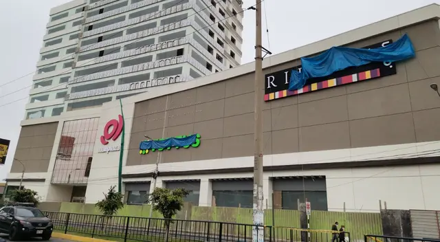 Los agentes de Fiscalización y Control del municipio del distrito mencionado cerraron temporalmente el centro comercial.