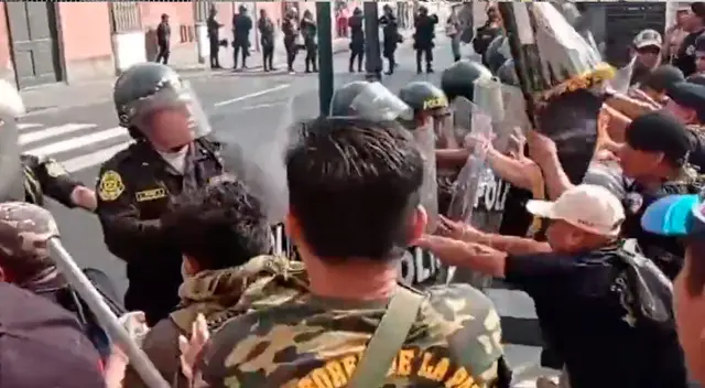 reservistas atacan con palo y piedras a la policía reservistas atacan con palo y piedras a la policía