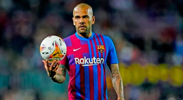 Dani Alves quedó en calidad de detenido luego que acudió a la comisaría para dar su versión.