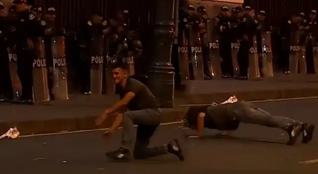 Hombre en plena avenida Abancay, mientras policías cuidaban la Corte Superior de Justicia.