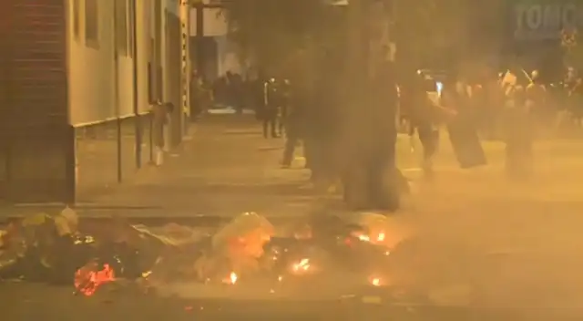 Los vándalos quemaron llantas, botellas y objetos personales para arrojarlas a los agentes PNP.