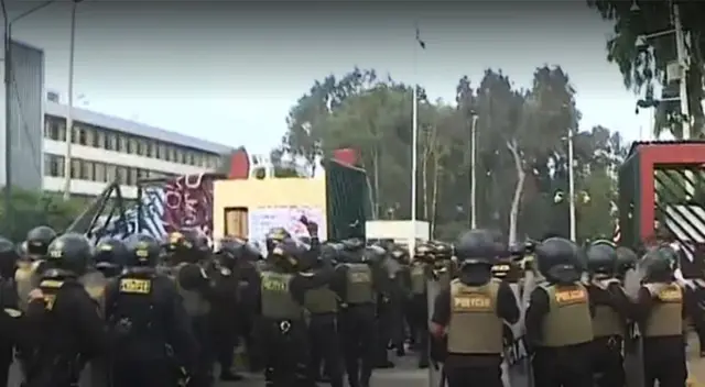Policías retiran a manifestantes de San Marcos.