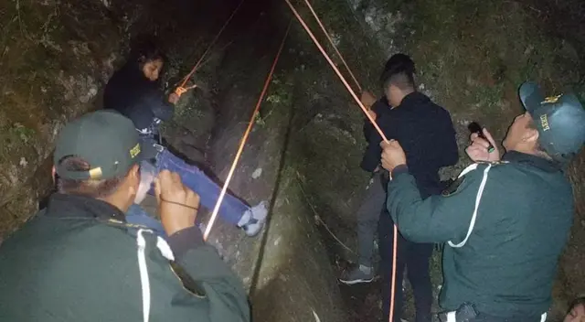 Turistas atrapados siendo rescatados por efectivos policiales