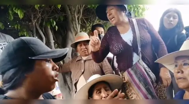 Manifestantes se gritaron e insultaron por la irregularidad de los gastos.