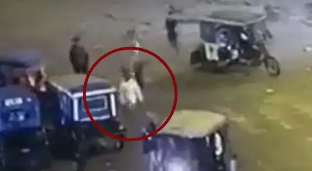 Las cámaras de seguridad captaron el momento cuando los criminales rodean al mototaxista y lo asaltan. Las cámaras de seguridad captaron el momento cuando los criminales rodean al mototaxista y lo asaltan.