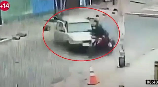 Los agentes, a bordo de un auto plomo sin distintivo policial, embistieron a los hampones.