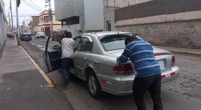 Conductor empujando su vehículo al quedarse sin gasolina en Arequipa Conductor empujando su vehículo al quedarse sin gasolina en Arequipa