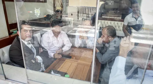 Personajes dentro de Chifa cerca al Congreso almorzando juntos