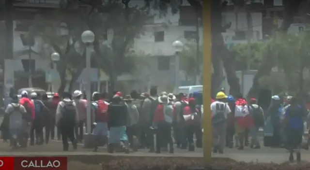Manifestantes caminan por diferentes calles del Callao en medio de las protestas. Manifestantes caminan por diferentes calles del Callao en medio de las protestas.