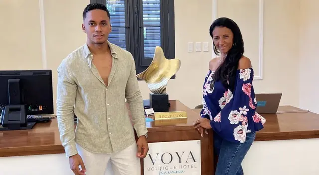 Jorgedian Dihigo Caro junto a su mamá Diana Caro, fundadora de La Caro Band.