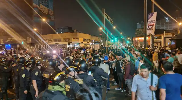 Manifestantes y PNP juntos antes de que se rompiera la tranquilidad de la marcha